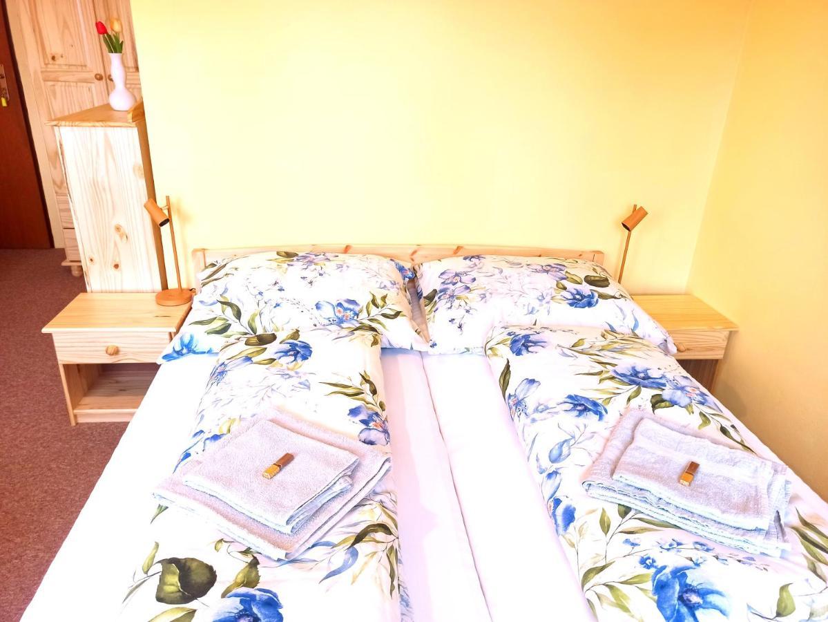 P&P Jicin Apartments - Soukrome 2-3 Luzkove Pokoje S Vlastni Kuchyni A Koupelnou Kültér fotó