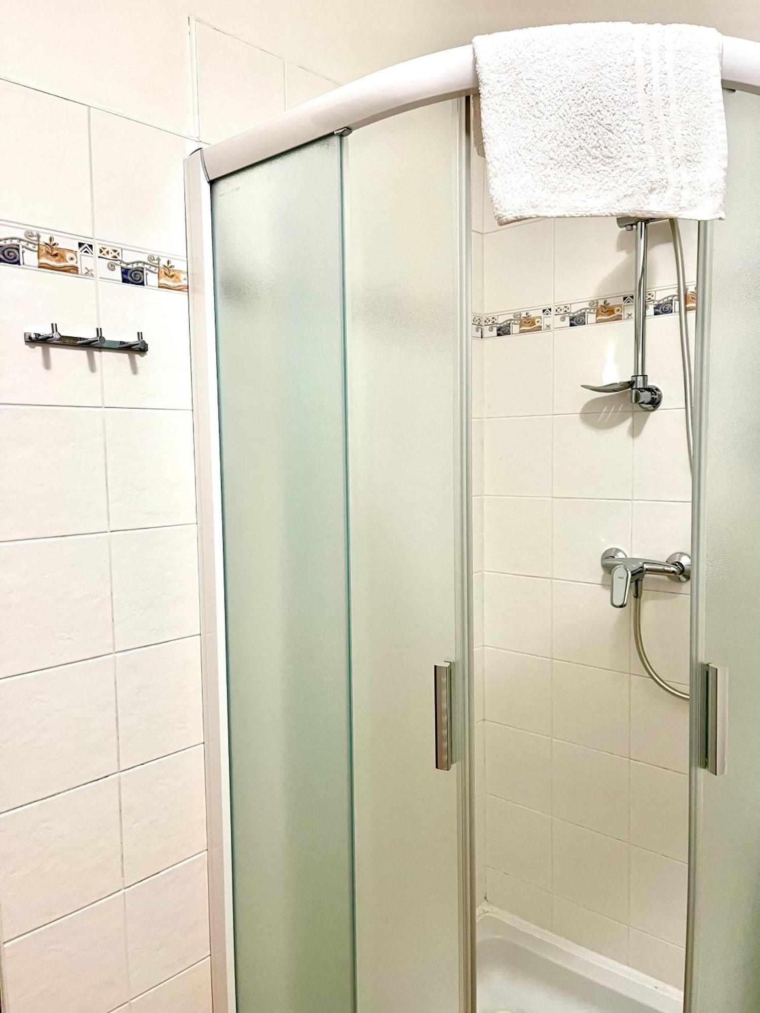 P&P Jicin Apartments - Soukrome 2-3 Luzkove Pokoje S Vlastni Kuchyni A Koupelnou Kültér fotó