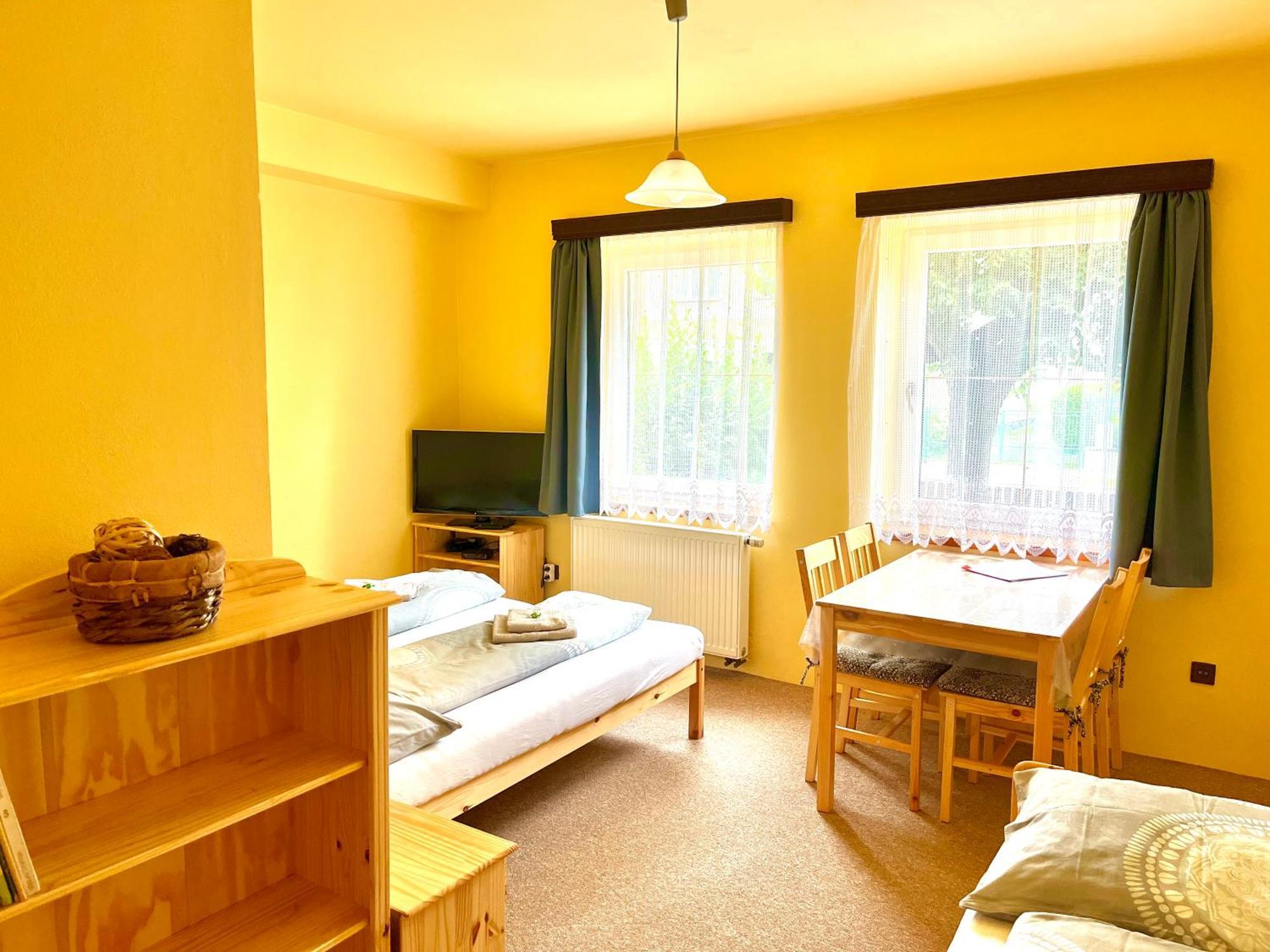 P&P Jicin Apartments - Soukrome 2-3 Luzkove Pokoje S Vlastni Kuchyni A Koupelnou Kültér fotó